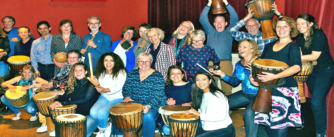 uitje familiefeest djembe spelen